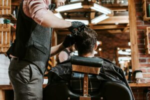 Lire la suite à propos de l’article Guide d’entretien des cheveux et de la barbe pour hommes 🧔‍♂️✂️