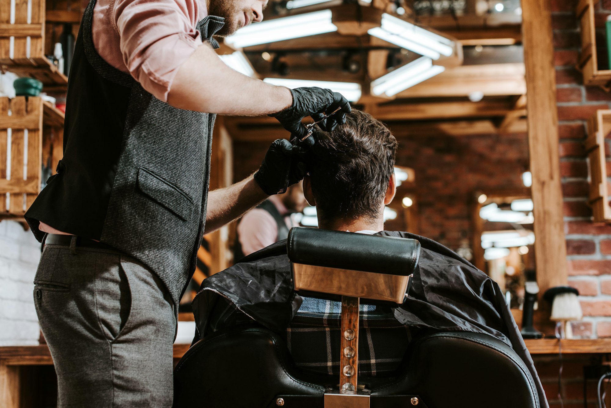 Lire la suite à propos de l’article Guide d’entretien des cheveux et de la barbe pour hommes 🧔‍♂️✂️
